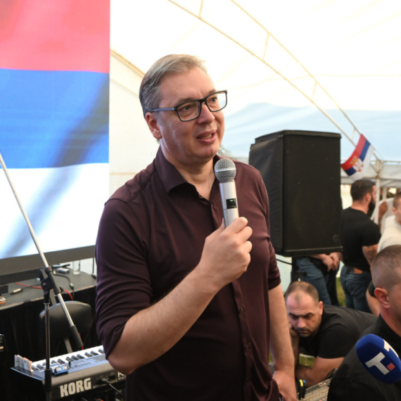 Vučić u Drežniku: "Ovde smo bili posebno napadnuti"; "Da li su fotelje tako važne da ruše ono najvrednije"