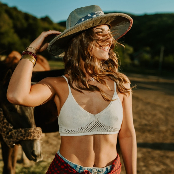 Trendseterke su već "poludele": Bez ovog modnog dodatka leto je nezamislivo FOTO