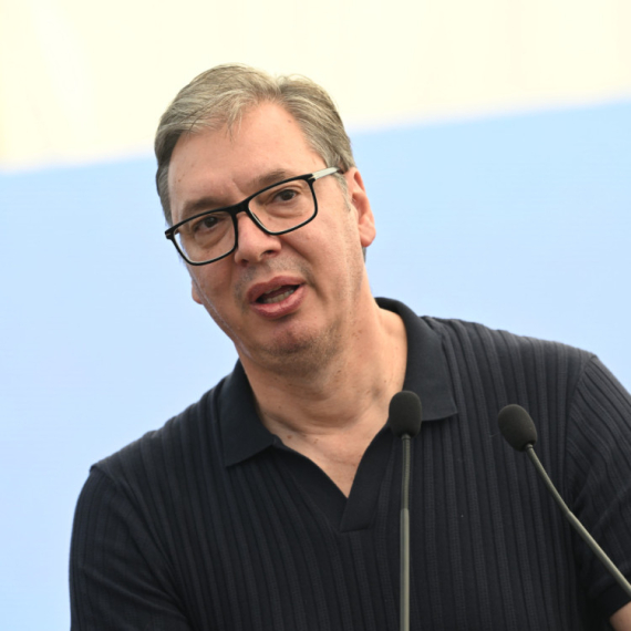 Vučić pozvao ljude u obnovljenu porodičnu kuću Vučića u Čipuljiću: "Dobrodošli dragi prijatelji"