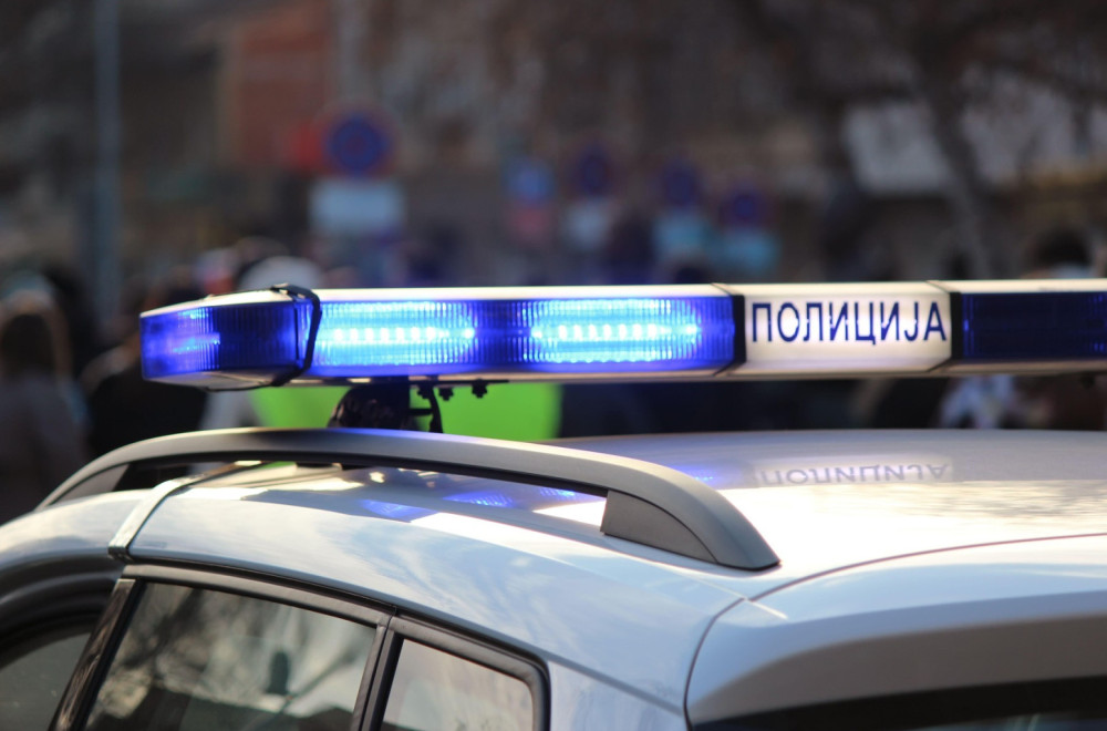 Pretukli mladića, pa mu demolirali vozilo