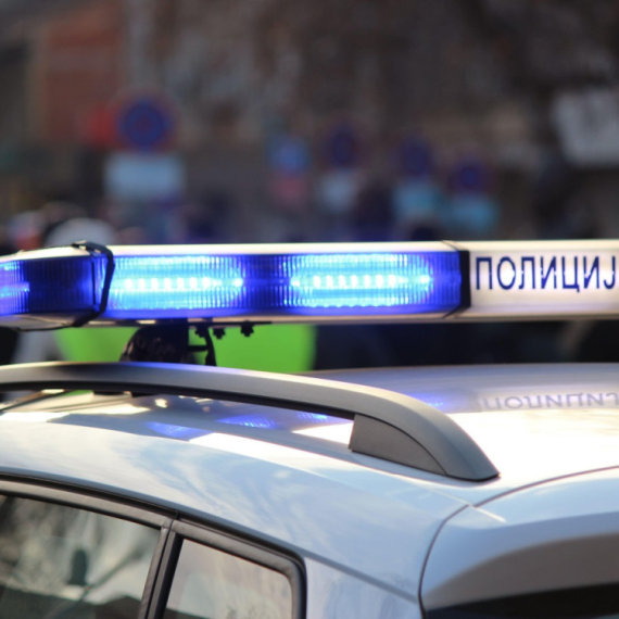 Pretukli mladića, pa mu demolirali vozilo