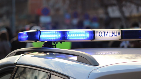 Maloletni blokader nasrnuo na aktiviste SNS; Pocepao zastave i baner "Srbija pobeđuje"