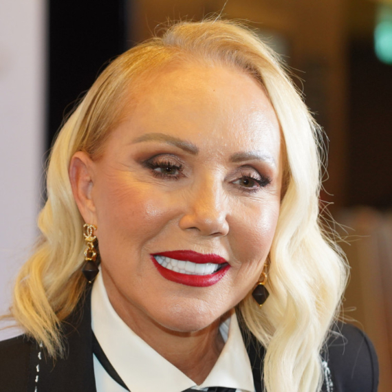 Lepa Brena nastupila u spektakularnoj haljini s nazivima svojih hitova VIDEO