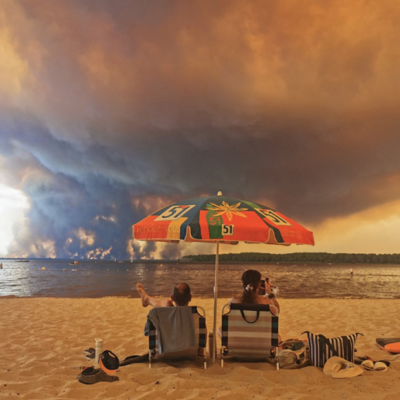Suncobran, ležaljke i pakao u pozadini; Fotografija iz Francuske obišla svet FOTO