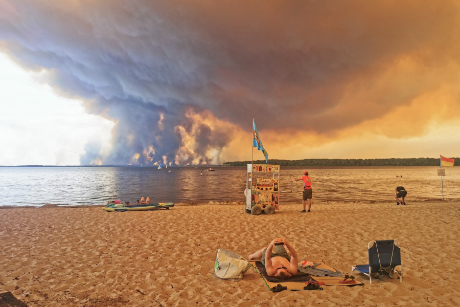 Suncobran, ležaljke i pakao u pozadini; Fotografija iz Francuske obišla svet FOTO