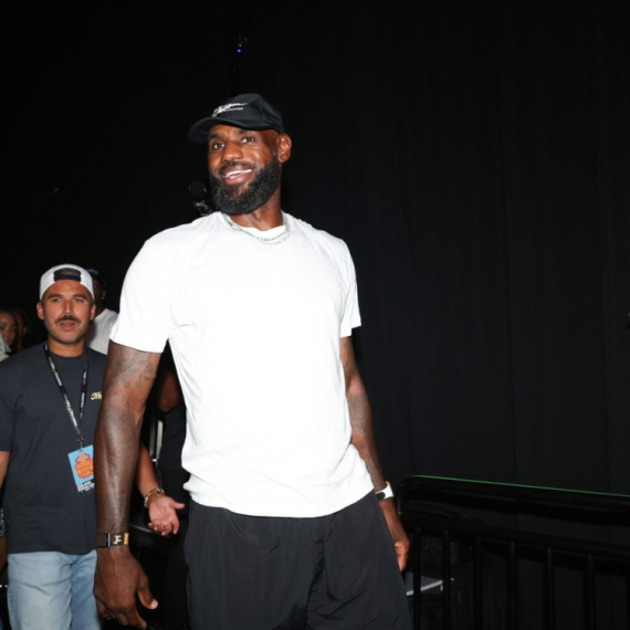 Lebron Džejms zvanično u Filadelfiji – otkriven i broj na dresu FOTO