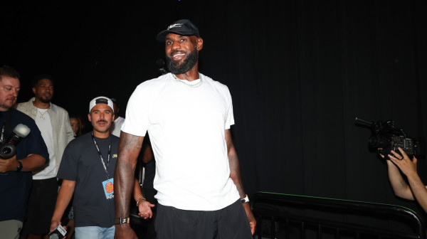Lebron Džejms zvanično u Filadelfiji – otkriven i broj na dresu FOTO