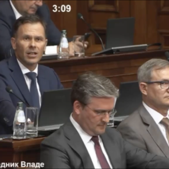 Mali u Skupštini dokrajčio Aleksića: Pokazao koruptivnu hobotnicu; "Izgubili pola miliona radnih mesta" VIDEO