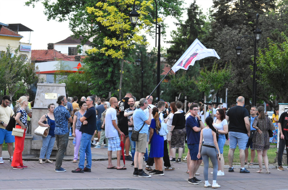 Blokaderi u Višnjičkoj banji skupljaju pomoć za vatrogasce; Na mrežama pljušte optužbe FOTO
