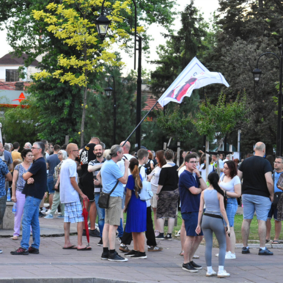 Blokaderi u Višnjičkoj banji skupljaju pomoć za vatrogasce; Na mrežama pljušte optužbe FOTO