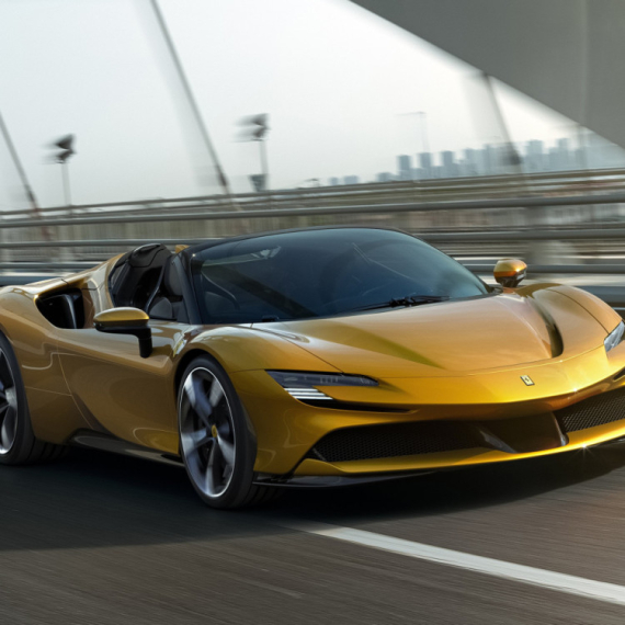 Neverovatne scene iz Australije: Ferrari prepolovljen, vozač prošao bez povreda FOTO/VIDEO