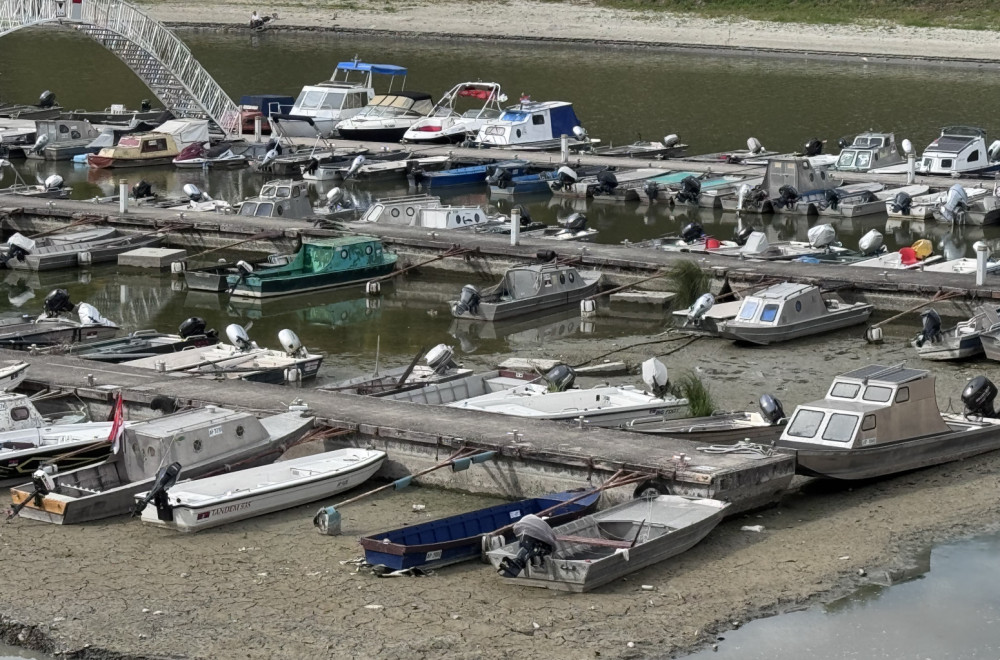 Strašni prizori sa Dunava kod Novog Sada: Čamci na suvom, pešice se ulazi duboko u korito