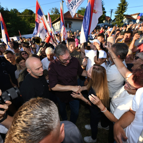 Vučić pokazao brigu o narodu: Pogledajte spisak svih novčanih pomoći i datuma isplata