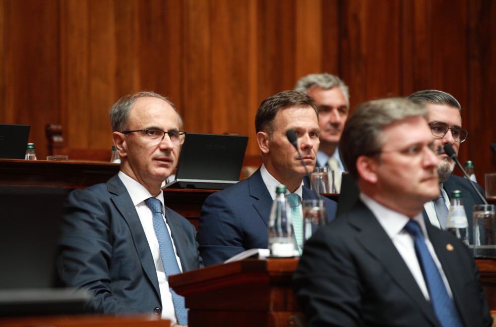Narodna skupština; Jovanov opoziciji: "Čitate bajate govore, problem Apoteke je rešen"; Grbović vređao Macuta