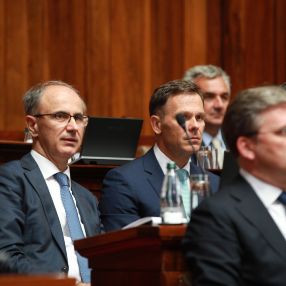 Narodna skupština; Jovanov opoziciji: "Čitate bajate govore, problem Apoteke je rešen"; Grbović vređao Macuta
