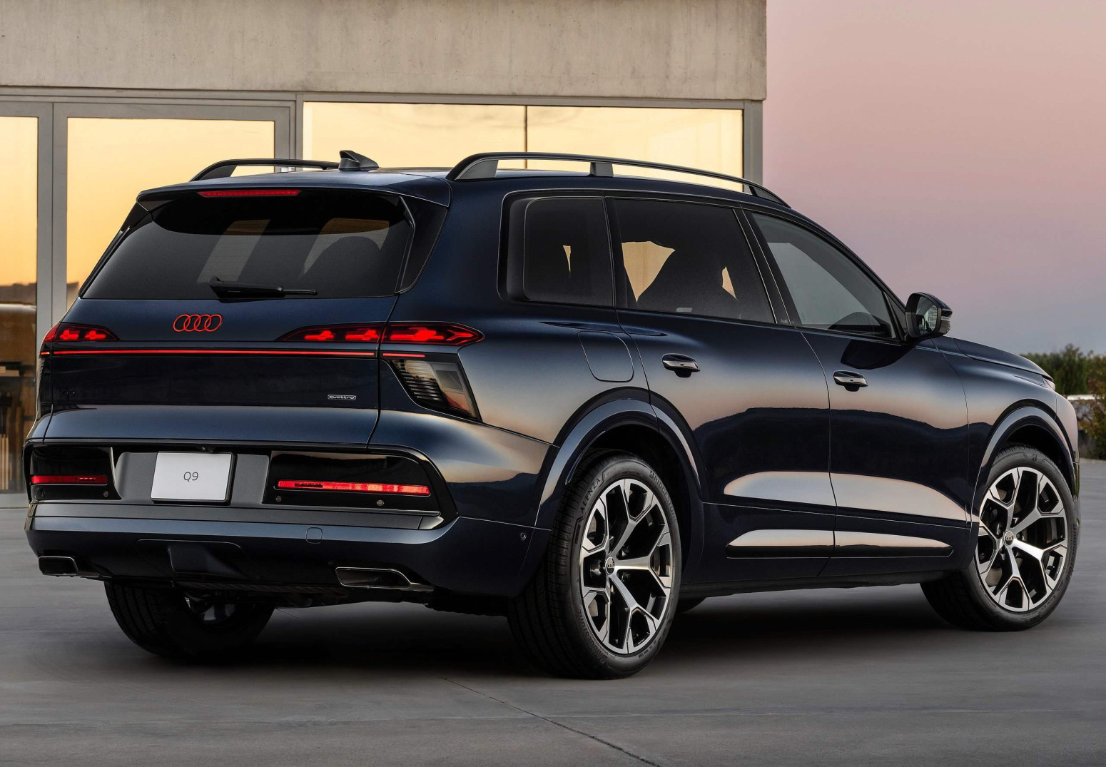 Audi predstavio svoj najveći SUV ikada: Ima stakleni krov veći od kreveta FOTO