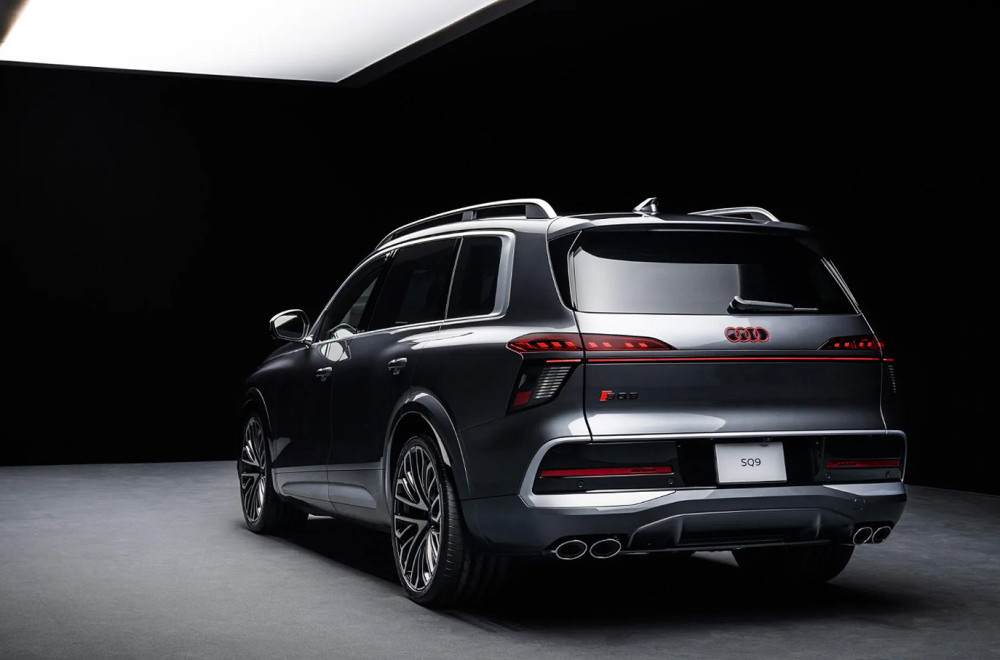 Audi predstavio svoj najveći SUV ikada: Ima stakleni krov veći od kreveta FOTO