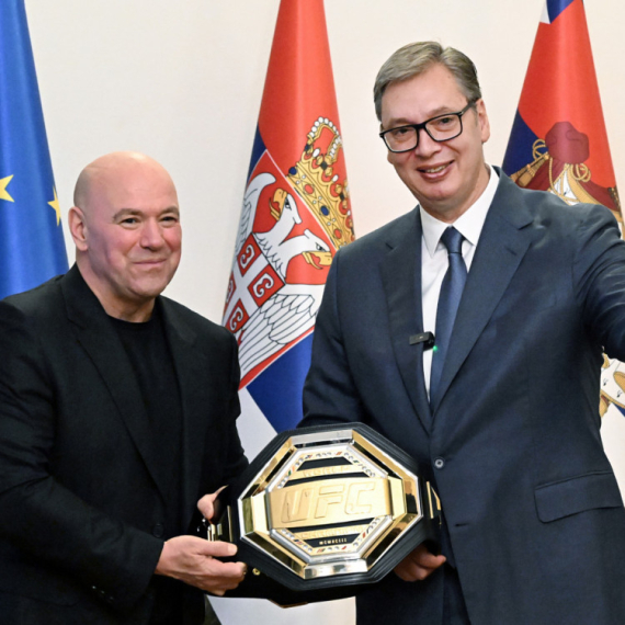 Srpska zastava i UFC pojas – gusle za kralja oktagona: Vučić dočekao Dejnu Vajta VIDEO