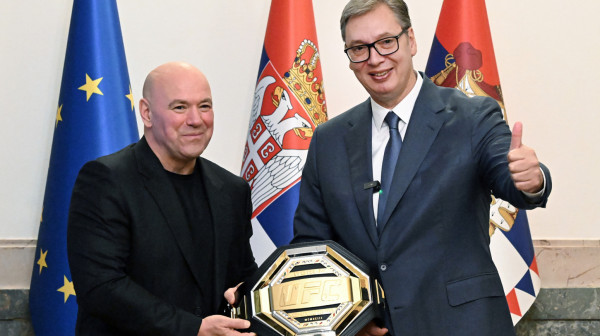 Srpska zastava i UFC pojas – gusle za kralja oktagona: Vučić dočekao Dejnu Vajta VIDEO