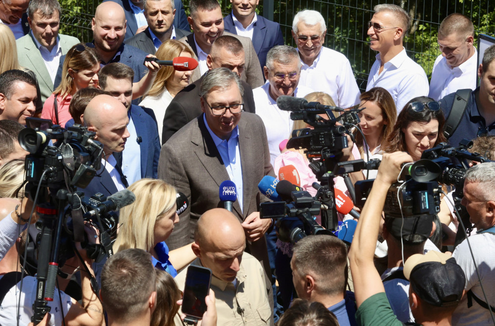 Vučić: "Treba proširiti put i parking do staklenog vidikovca na Kablaru"