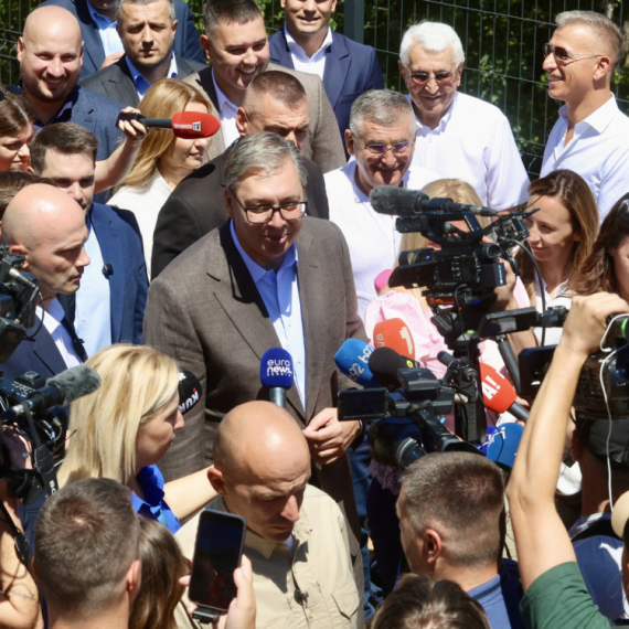 Vučić: "Treba proširiti put i parking do staklenog vidikovca na Kablaru"