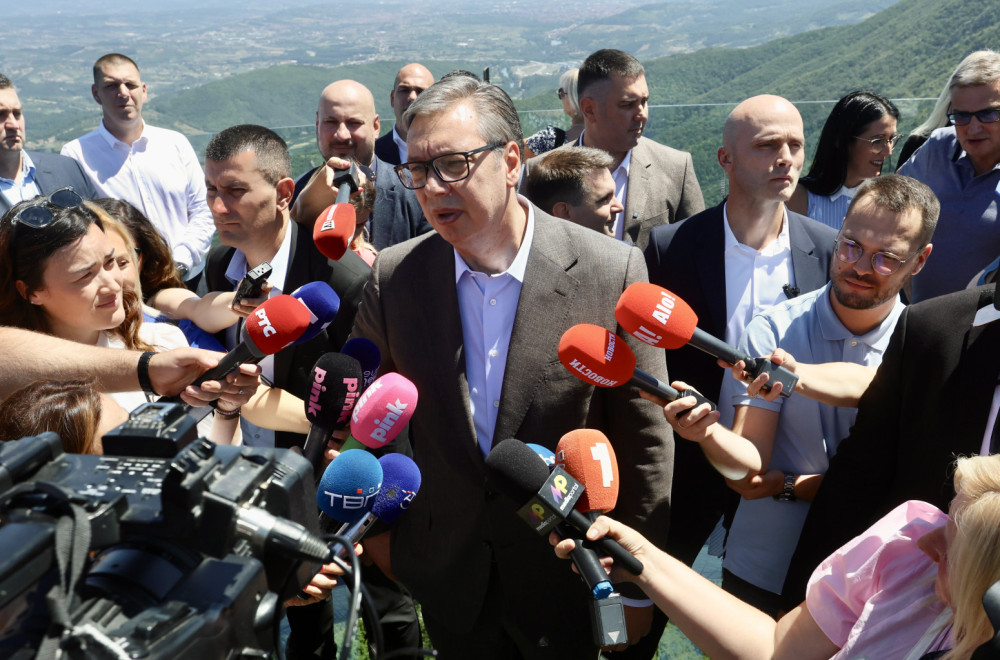 Vučić: "Priština, rušeći vikendice Srba, pokušava da nametne silu na KiM"