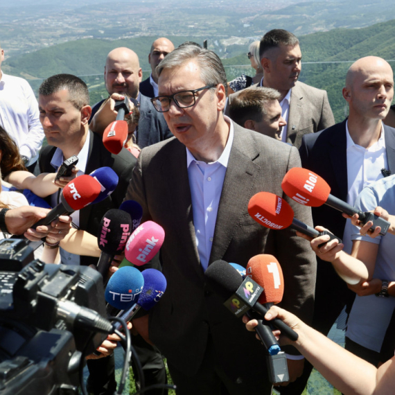 Vučić: "Priština, rušeći vikendice Srba, pokušava da nametne silu na KiM"