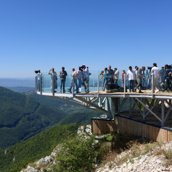 Otvoren prvi stakleni vidikovac u Srbiji: Evo koliko košta ulaz na atrakciju o kojoj svi pričaju FOTO