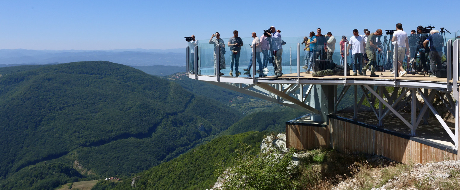 Otvoren prvi stakleni vidikovac u Srbiji: Evo koliko košta ulaz na atrakciju o kojoj svi pričaju FOTO