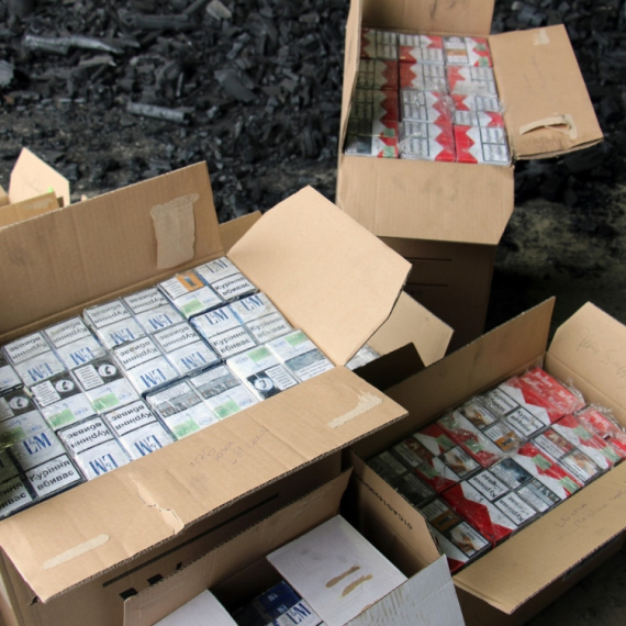 Velika zaplena na pijaci u Nišu: Pronađeno 147 kilograma duvana i više od 6.000 cigareta