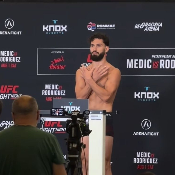 Albanac izašao bez gaća, pa provocirao dvoglavim orlom usred Beograda! FOTO/VIDEO