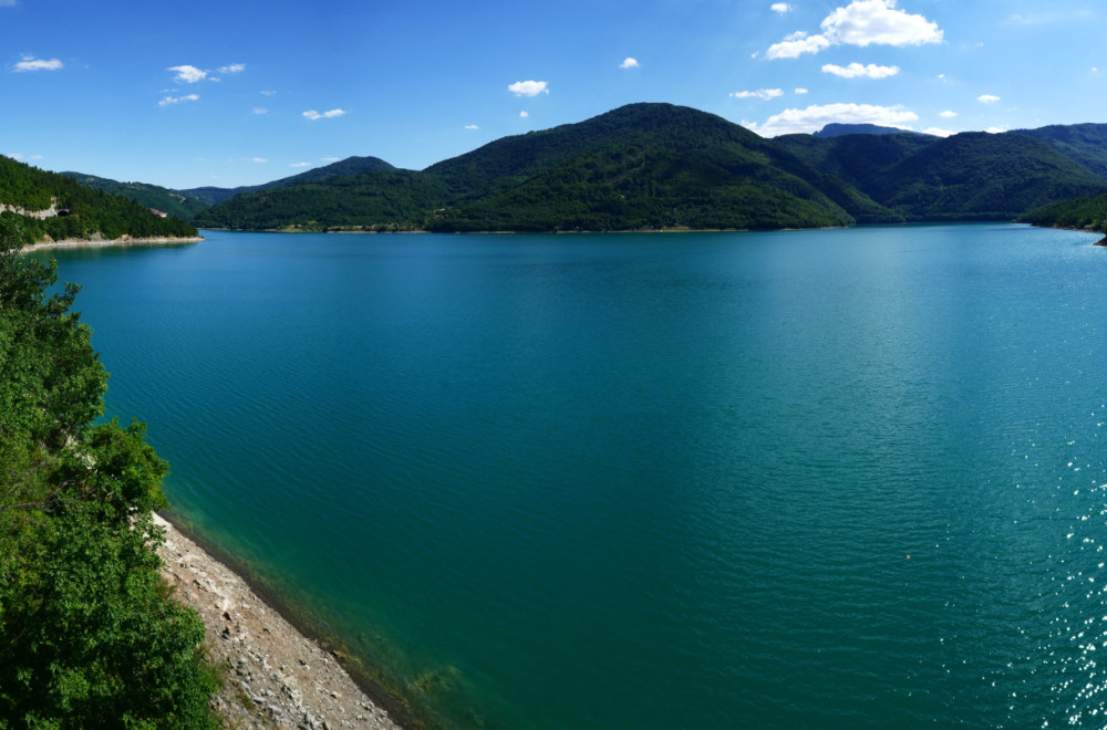 Kao nekad brigadiri menjaju Pazarsku plažu: Niču teren za odbojku i ribolovačka staza