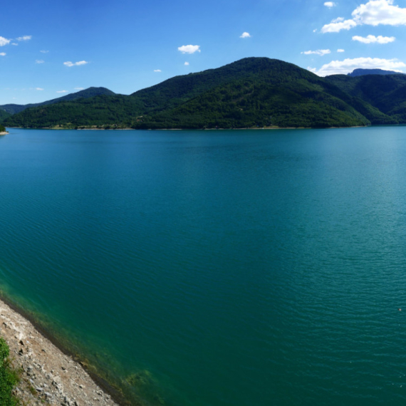 Kao nekad brigadiri menjaju Pazarsku plažu: Niču teren za odbojku i ribolovačka staza