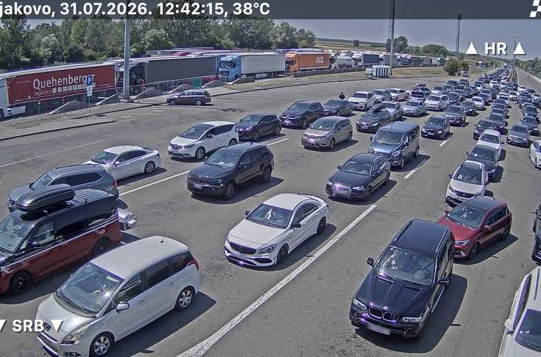 Everyone is looking at nearly seven-kilometer-long queue at Serbian border: Tourists wait in 38-degree heat