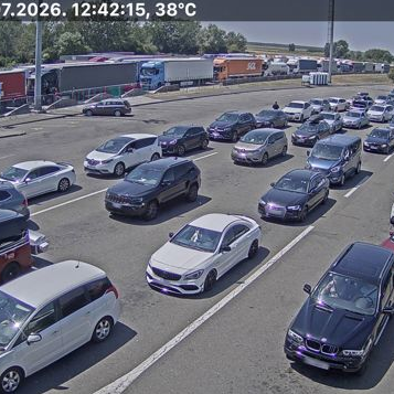 Everyone is looking at nearly seven-kilometer-long queue at Serbian border: Tourists wait in 38-degree heat
