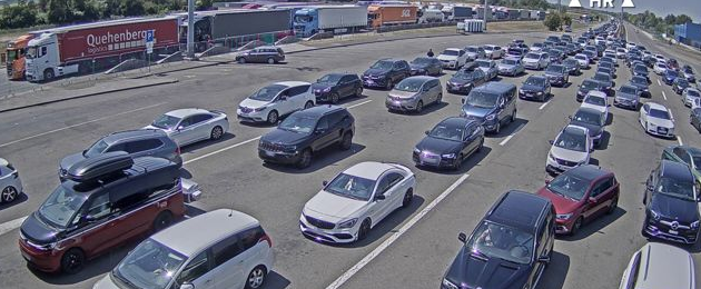 Svi gledaju u ovu kolonu dugu skoro sedam kilometara na granici ka Srbiji: Turisti čekaju na 38 stepeni
