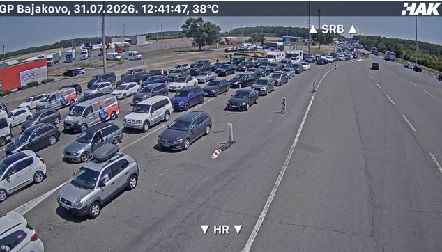 Everyone is looking at nearly seven-kilometer-long queue at Serbian border: Tourists wait in 38-degree heat