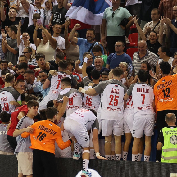 Srbija igra važan meč: Ko nema kartu, tu je video-bim