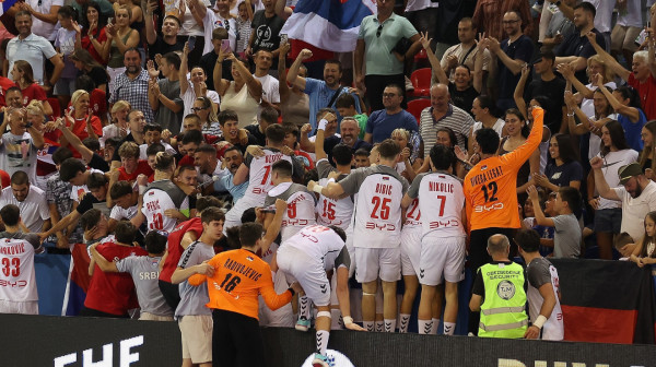 Srbija igra važan meč: Ko nema kartu, tu je video-bim