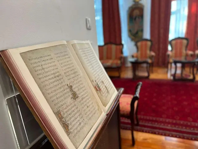 Miroslavljevo jevanđelje završilo na kamionu za otpad: Sveštenik ga branio sopstvenim telom FOTO