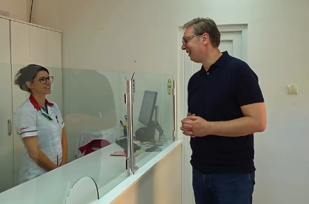 Vučić obišao apoteku, lično proverio da li su lekovi jeftiniji: Želim da ono što obećamo zaista bude ispunjeno