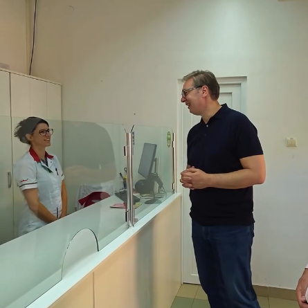 Vučić obišao apoteku, lično proverio da li su lekovi jeftiniji: Želim da ono što obećamo zaista bude ispunjeno