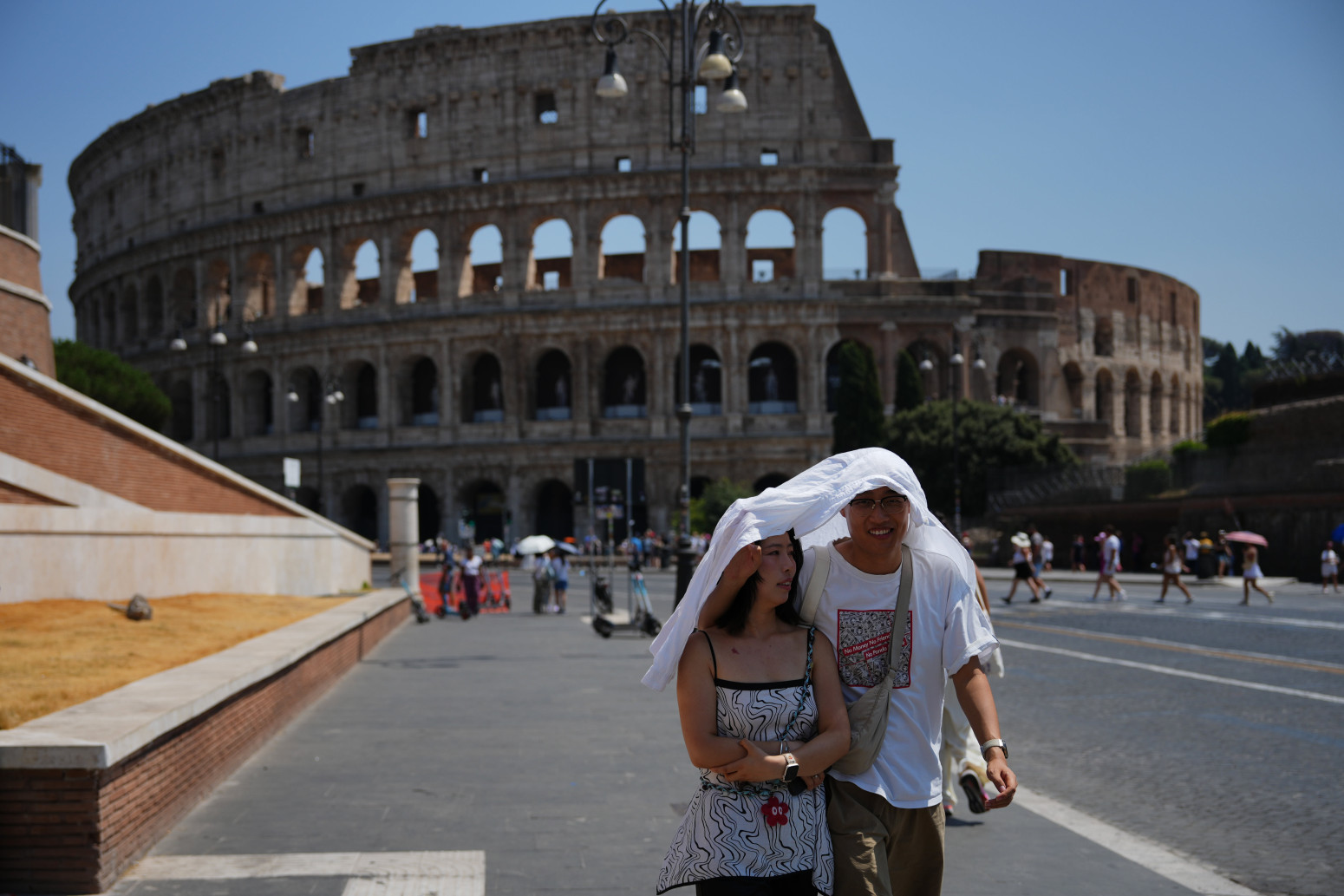 Italija bukvalno ključa: Crveni alarm za 27 gradova, izmereno čak 75 stepeni FOTO