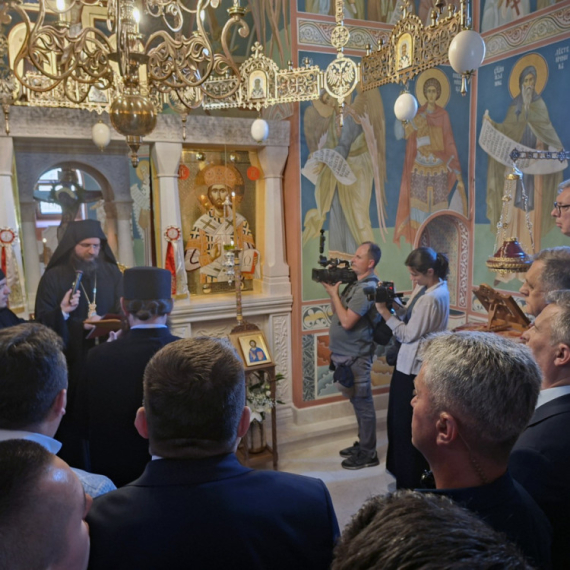 Episkop Sergije dočekao Vučića: "Upisali ste se u istoriju manastira Rmanj"; "Čuvamo Krajinu" VIDEO