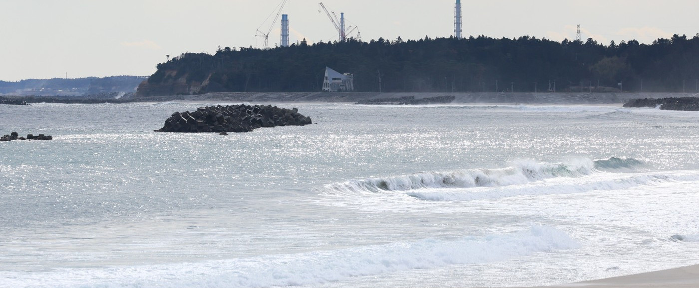 Posle 16 godina tišine: Plaža smrti u Fukušimi ponovo oživela, deca prvi put ušla u more FOTO