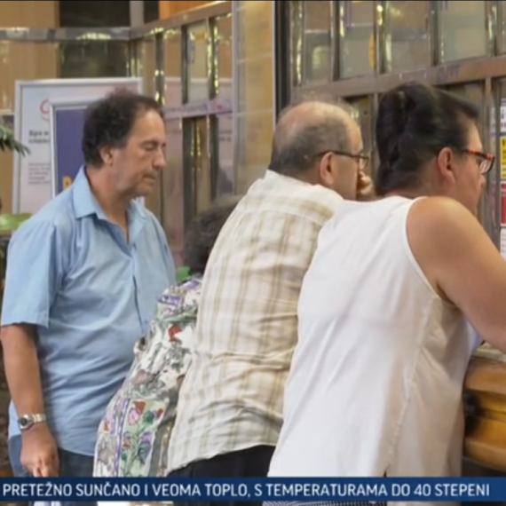 Za dva sata stiglo gotovo 23.000 prijava: Država daje novac za odmor u Srbiji VIDEO