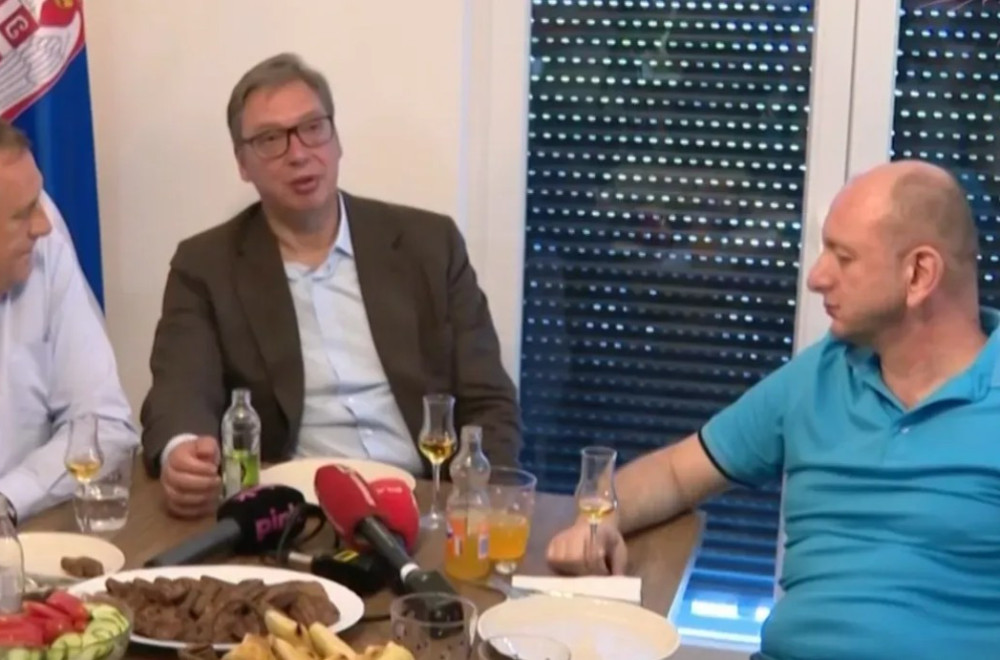 Vučić u dedinoj kući u Čipuljiću ugostio Kneževića; Uskoro dočekuje komšije; Na livadi pozdravio kosače VIDEO