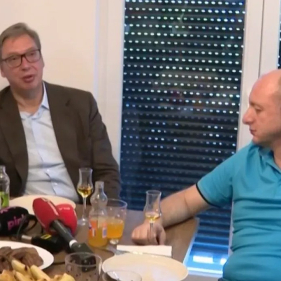 Vučić u dedinoj kući u Čipuljiću ugostio Kneževića; Uskoro dočekuje komšije; Na livadi pozdravio kosače VIDEO