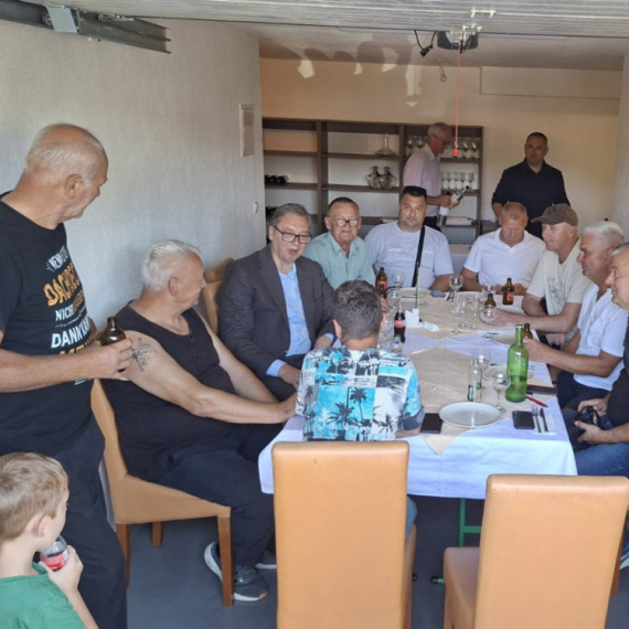 Vučić u dedinoj kući u Čipuljiću ugostio Kneževića; Razgovara sa komšijama u dvorištu VIDEO