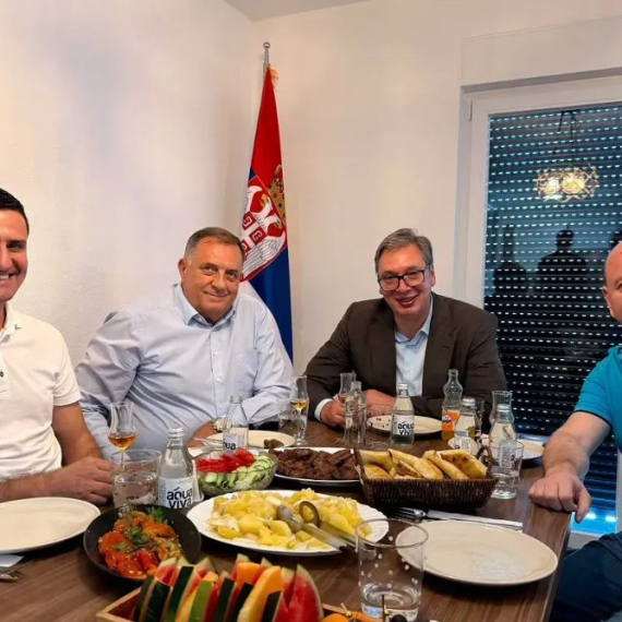 Vučić sa Kneževićem: "Ovo je srpska kuća, zato su je spalili"; "Tamo gde sam ja, tu je i srpska zastava"